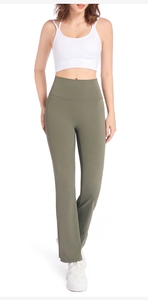 Vue détaillée du pantalon de yoga évasé vert olive à taille haute avec effet push-up