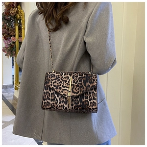 Detail der Schultertasche mit Leopardenmuster, Metallfransen und Kettenriemen
