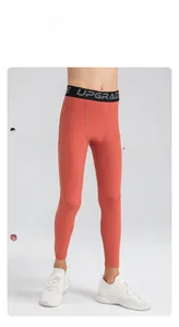 Détail de legging sport orange corail avec coupe 3D et taille haute très élastique