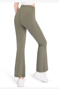 Vue arrière du pantalon de yoga évasé vert olive à taille haute effet galbant
