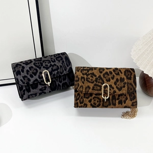 Sac à bandoulière chic à motif léopard avec chaîne dorée en marron et gris