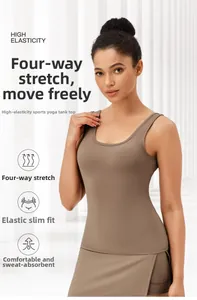 Détail du débardeur de yoga marron avec col carré et tissu technique hautement élastique