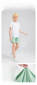 Détail du tissu vert menthe extensible et de l'ensemble t-shirt blanc pour garçons