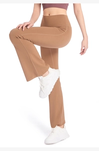 Détail du pantalon de yoga évasé caramel avec taille haute et coutures élastiques