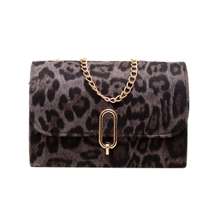 Sac bandoulière léopard chic avec chaîne dorée et fermoir métallique ovale élégant