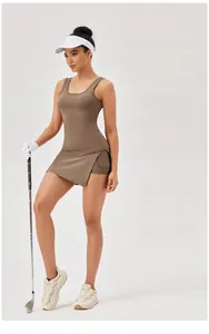 Détail de la robe de yoga avec col carré, fente latérale et poche intérieure pratique