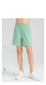 Détail du short de sport vert menthe pour garçons avec taille élastique et coupe 3D