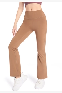 Détail du pantalon de yoga évasé taille haute marron kaki avec large ceinture gainante