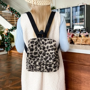 Sac à dos en peluche léopard pour femme en fausse fourrure douce et bretelles noires