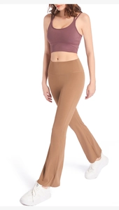 Détail du pantalon de yoga évasé à taille haute avec fente à l'ourlet et tons terreux