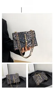 Detailansicht der grauen Tasche mit Leopardenmuster, Goldquaste und Kette
