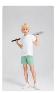 Ensemble de sport enfant avec t-shirt blanc et short d'entraînement vert menthe respirant