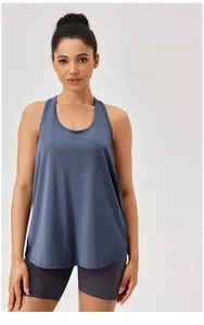 Detail van racerback-ontwerp en ademende mesh-textuur op de losse yoga tanktop