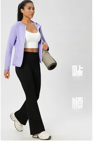 Détail de la veste de yoga violette ajustée avec fermeture éclair lisse et tissu sport