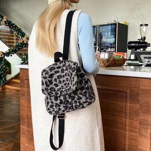 Sac à dos en peluche imprimé léopard pour femme avec fausse fourrure et sangles