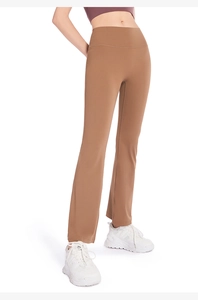 Détail du pantalon de yoga marron à taille haute évasé montrant la ceinture large et douce