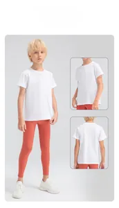 Détail du pantalon de compression sport pour garçon avec un t-shirt blanc respirant