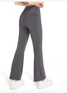 Vue détaillée du legging de yoga évasé à taille haute montrant la texture gris foncé mate