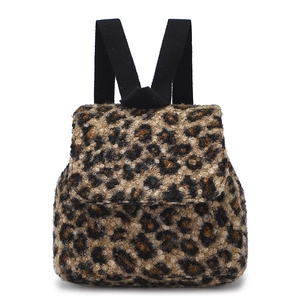 Sac à dos en peluche à motif léopard pour femmes avec bretelles noires sur blanc