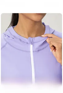 Détail de la veste de yoga lavande avec col montant coupe-vent et protège-glissière