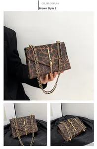 Detailansicht der Handtasche mit Leopardenmuster, Goldkette und dekorativer Franse