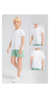 Détail du t-shirt de sport blanc respirant pour garçons et short vert clair de sport