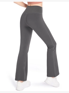 Vue arrière du pantalon de yoga évasé gris foncé à taille haute et coutures galbantes