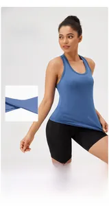 Dettaglio del top da yoga blu racerback e pantaloncini neri in tessuto traspirante