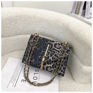 Detail der Leoparden-Handtasche mit goldener Quaste und schicker Metall-Kettenriemen
