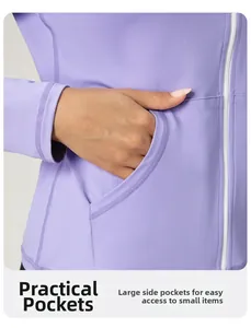 Détail des poches latérales pratiques sur une veste de yoga slim violette à zip