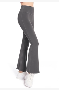 Détail du pantalon de yoga évasé gris foncé à taille haute avec coutures latérales
