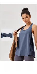 Detail van losse yoga tanktop met zeer rekbare stof en ademende gebreide textuur