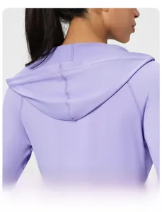 Détail de la veste de sport lavande à capuche avec focus sur les coutures du dos