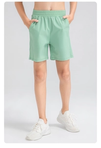 Détail du short de sport vert menthe pour garçon avec taille élastique et poches latérales