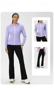 Détail de la veste de yoga lilas zippée associée à un pantalon de fitness noir évasé