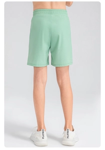 Vue arrière du short de sport respirant vert menthe pour garçons avec taille élastique