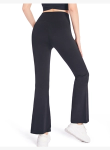 Vue arrière du pantalon de yoga évasé noir taille haute avec effet galbant et extensible