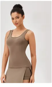 Vue de face du débardeur de yoga marron moka et de la jupe de sport fendue assortie