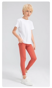 Vue macro des leggings de sport pour enfants rouge brique à haute élasticité pour le sport