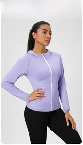 Veste de yoga lilas ajustée avec fermeture éclair blanche et capuche pour sport d'hiver