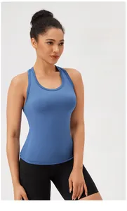 Dettaglio del design ergonomico snellente in vita e del tessuto elastico del gilet sportivo blu