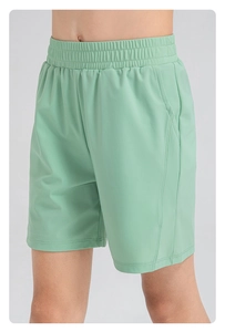 Détails du short de sport vert menthe pour garçon avec taille élastique et tissu respirant