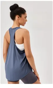 Detail van grijsblauwe racerback sporttop met ademende en sneldrogende stofstructuur