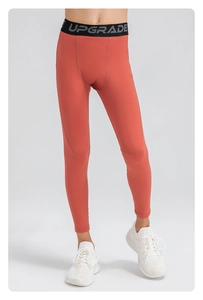 Gros plan du pantalon de compression sport garçon avec ceinture élastique et lettrage