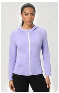 Détail de la veste de yoga lilas avec fermeture éclair blanche et poches avant