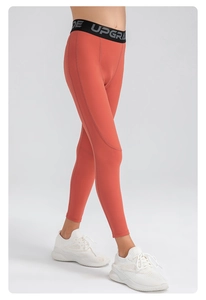 Détail du pantalon de compression pour garçon avec coutures flexibles et taille élastique
