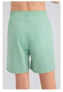 Détail du short de sport vert menthe pour garçon avec taille élastique large et vue arrière
