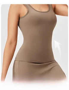 Détail du débardeur de yoga taupe avec coupe ergonomique et larges bretelles de maintien