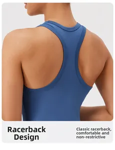 Dettaglio del design racerback su un top sportivo blu scuro per una migliore mobilità