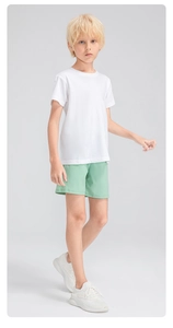 Ensemble de sport d'été garçon avec t-shirt blanc et short de sport vert clair à séchage rapide